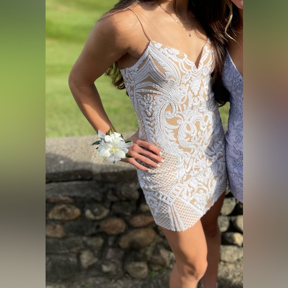 Formal Bodycon Mini Dress with Lace Pattern
*PROM, GRADUATION, BRIDAL SHOWER*